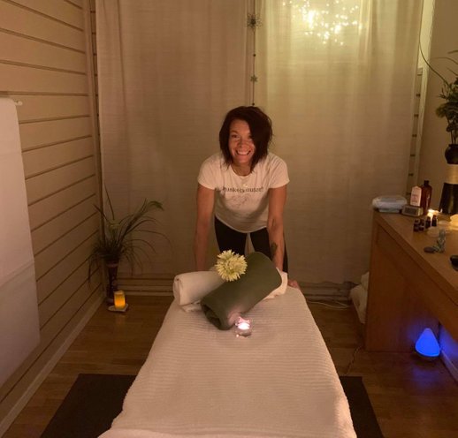 Martina Toledo vid massagebänken